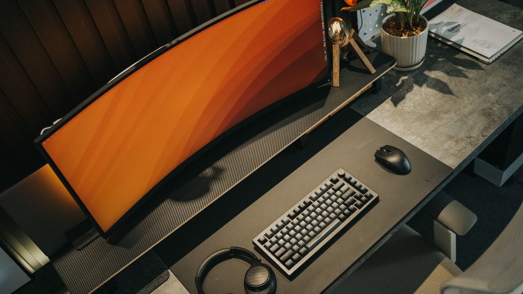 Mesa gamer com monitor, teclado e acessórios organizados