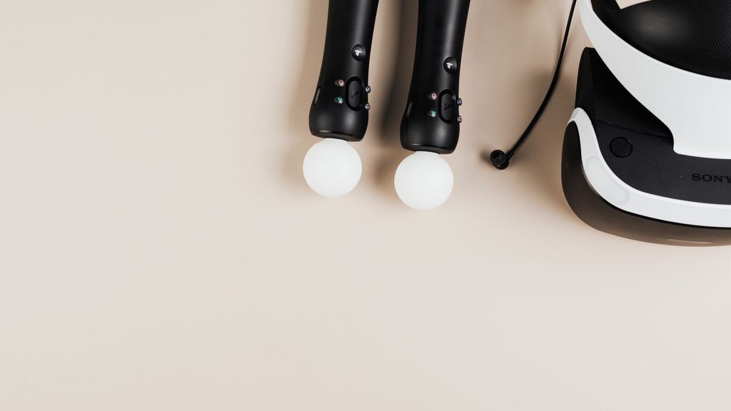 Controles de videogame sobre mesa iluminada