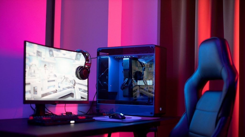 Setup gamer com cadeira ergonômica iluminada em ambiente moderno