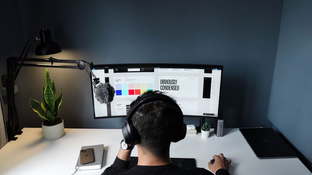 Pessoa trabalhando em um home office moderno com mesa e cadeira confortável