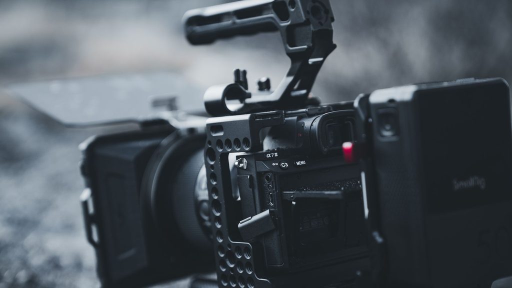 Câmera mirrorless em setup de produção de vídeo ao ar livre
