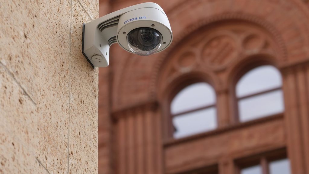 Câmera de segurança instalada em parede para monitoramento pelo celular