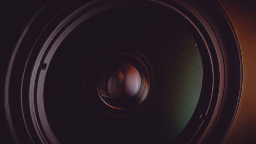 Lente de câmera para celular em close-up com reflexos