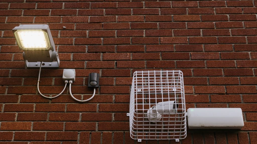 Câmera de segurança externa instalada em poste na cidade