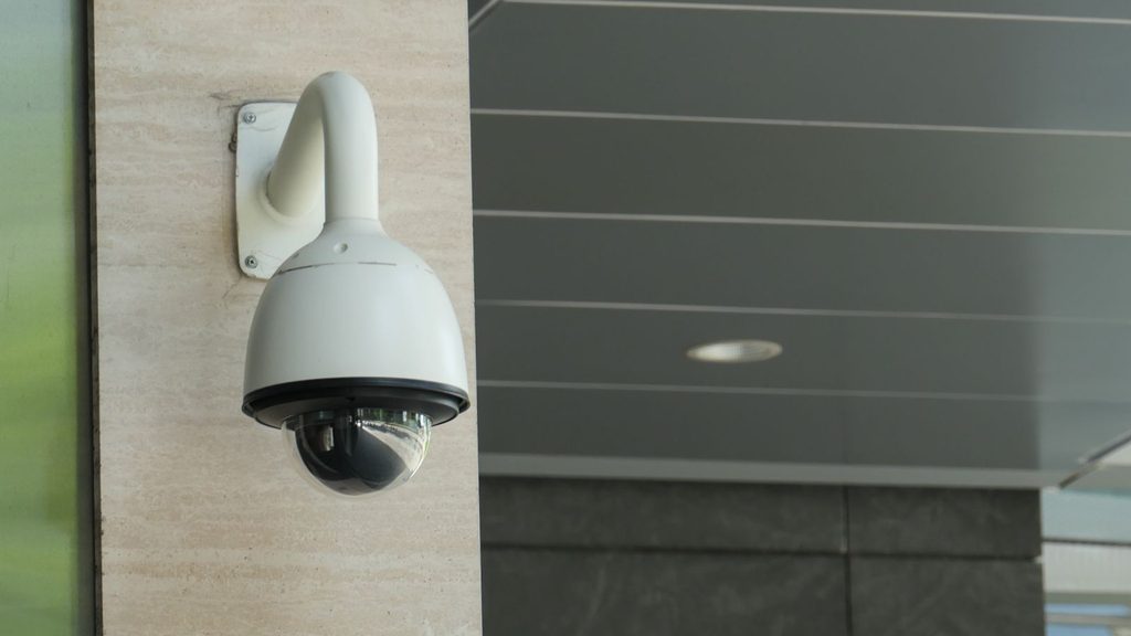 Câmera de segurança Intelbras instalada em parede externa