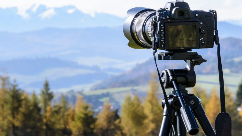 Lente de câmera digital em close com reflexo de luz