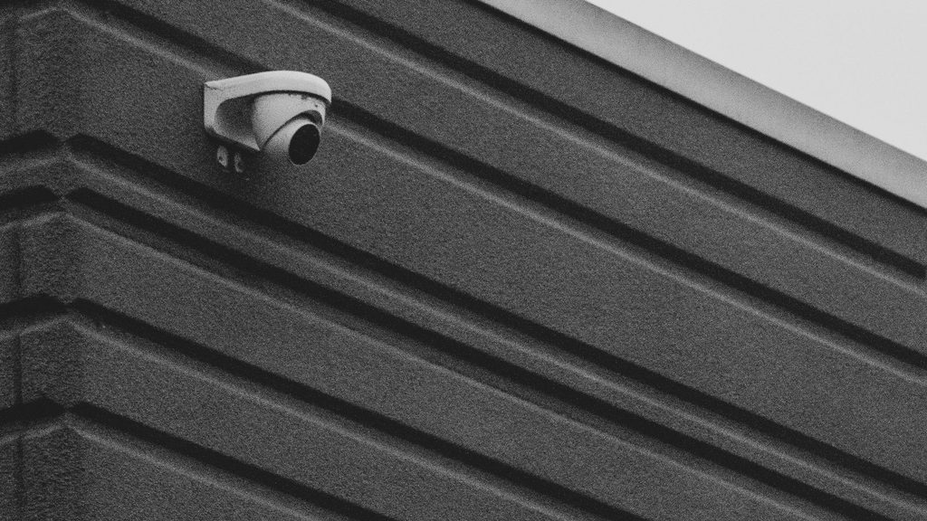 Câmeras de segurança instaladas em parede de prédio