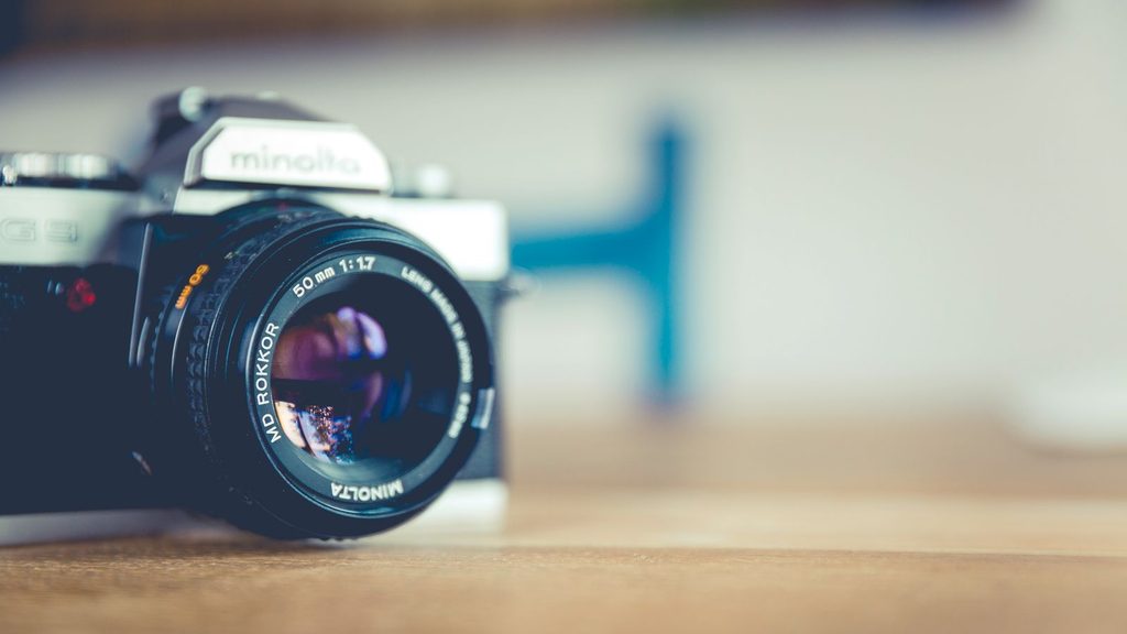 Câmera Sony mirrorless com lente sobre fundo neutro