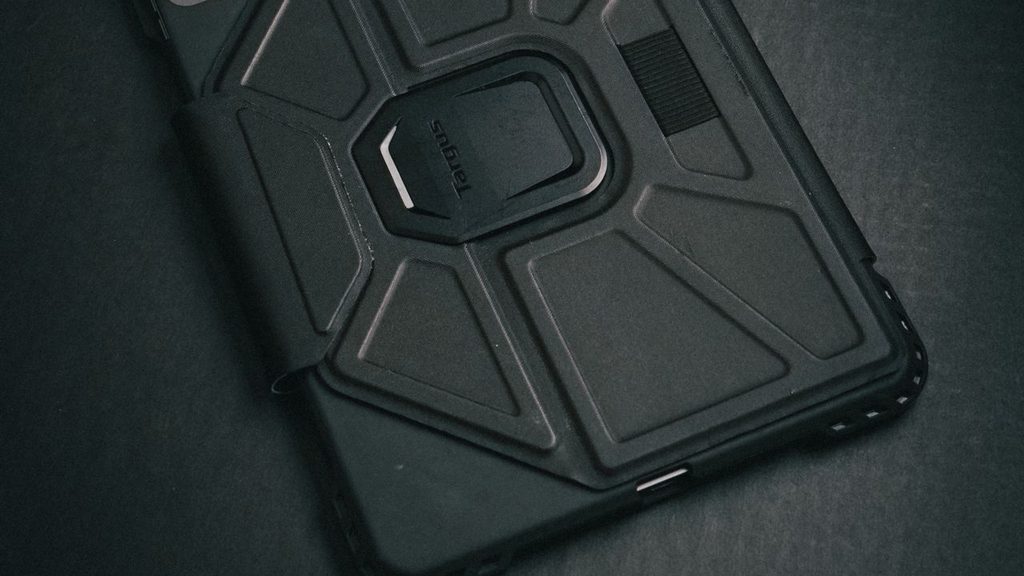 Capa com teclado acoplada a iPad sobre mesa de trabalho